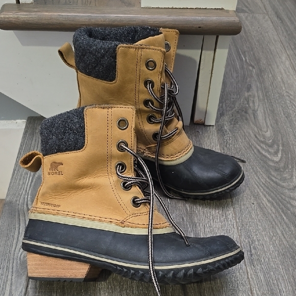 Sorel Women's Tan and Black Boots Size 7, Great Used Condition. - Picture 1 of 16